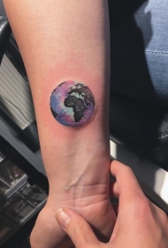 手臂彩色地球圆圆纹身图案