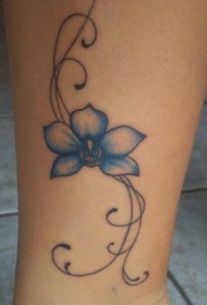 腿部蓝色漂亮的花纹身图案