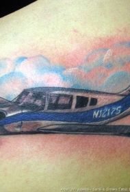 肩部彩色飞机纹身图案