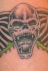 手臂锋利的齿骷髅部落纹身图案