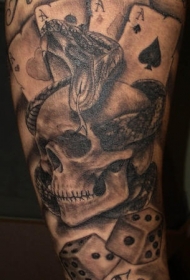 手臂黑灰蛇和骷髅纹身图案