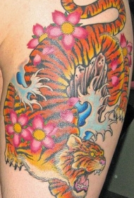 手臂彩色老虎和花色纹身图案