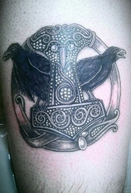 腿部乌鸦和雷神的纹身图案