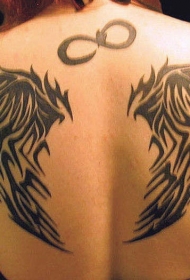 背部无限符号和翅膀纹身图案