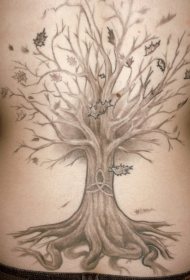 背部黑白大树纹身图案