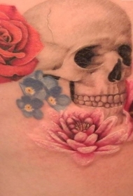 女性腿部彩色骷髅与花纹身图案