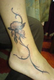 腿上的黑色兰花纹身图案