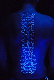 脊椎上的白色冷光纹身图片