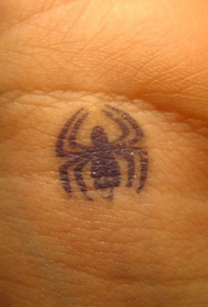 手腕黑色小蜘蛛纹身图案