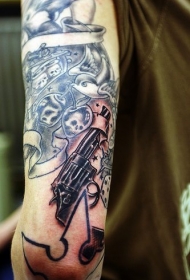 手臂黑白骷髅和枪纹身图案