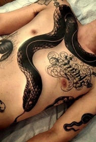 胸部黑白惊人的黑蛇纹身图案
