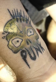 手腕上的小朋克骷髅纹身图案