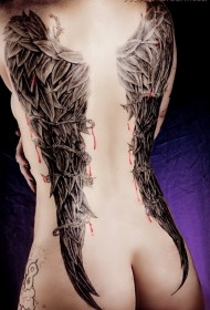 女性背部黑白翅膀纹身图案