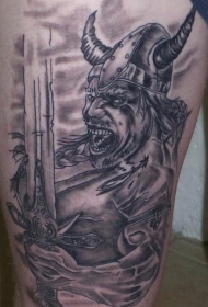 腿部愤怒的维京战士纹身图片