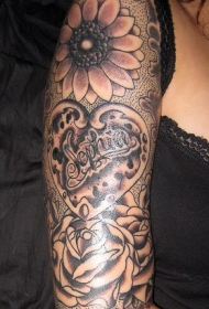 手臂黑白向日葵和玫瑰纹身图案