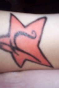 手腕上的彩色五角星纹身图案