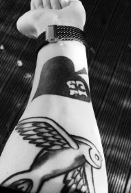 手臂黑色黑桃和燕子的纹身图案