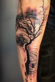 手臂令人毛骨悚然的树纹身图片