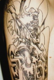 手臂黑白维京战士纹身图案