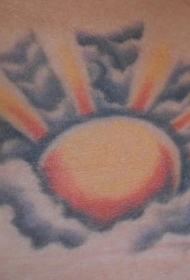 彩色闪耀的太阳在云纹身图案