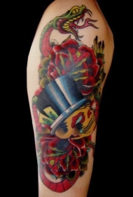 手臂彩色骷髅蛇和玫瑰纹身图案