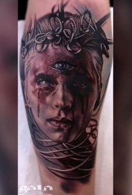 手臂彩色可怕的女人脸纹身图案