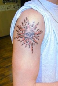 肩部骷髅太阳纹身图案