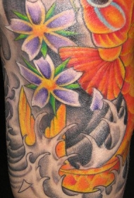 手臂彩色锦鲤刺青纹身图案