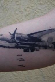 手臂黑白飞机纹身图案