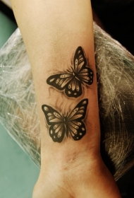 手腕上的蝴蝶纹身