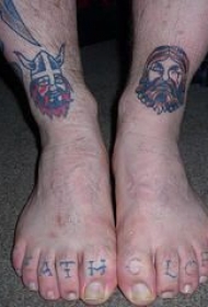 脚部两个海盗纹身图案