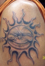肩部人性化太阳纹身图片