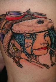 手臂带有彩色头盔的女性纹身图案