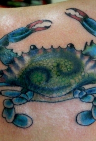 肩部彩色的蓝蟹纹身图案