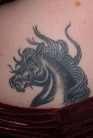 背部黑白愤怒的黑马纹身图案