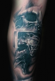 手臂黑灰古代战士头盔与乌鸦纹身图案