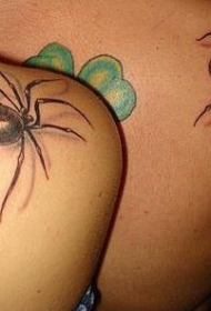 肩部彩色蜘蛛纹身图案