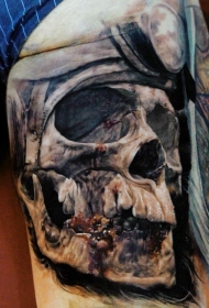 腿部血腥人类骷髅头与头盔纹身图案