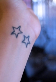 手腕上的两颗星星纹身图案