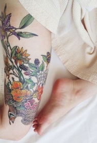 女性大腿彩色花卉纹身图案