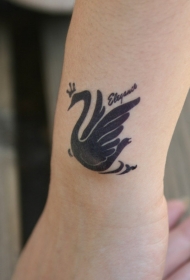 手臂可爱的黑色水天鹅纹身图案