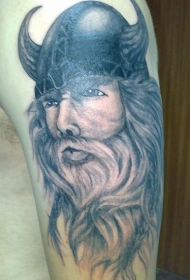 手臂英俊的海盗纹身图案