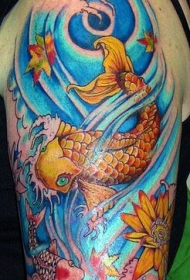 手臂彩色黄金锦鲤鱼套纹身图案