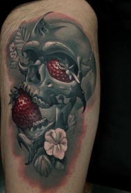 手臂新传统风格的彩色骷髅和草莓纹身图案