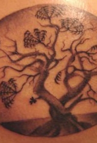 黑白树纹身图片