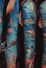 手臂彩色鲨鱼和鱼纹身图案