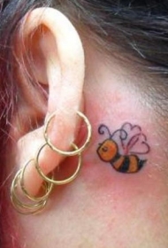 耳朵后根卡通蜜蜂纹身图案