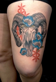 腿部彩色羊骷髅头与花纹身图案