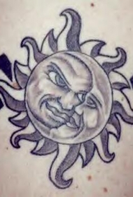 背部黑白太阳和月亮纹身图案