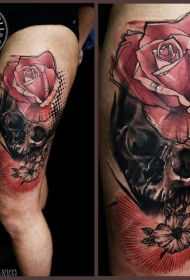 腿部彩色大腿骷髅和玫瑰纹身图案